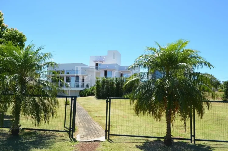Casa com 4 Dormitórios