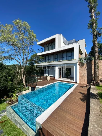 Casa em Condomínio com 3 Dormitórios