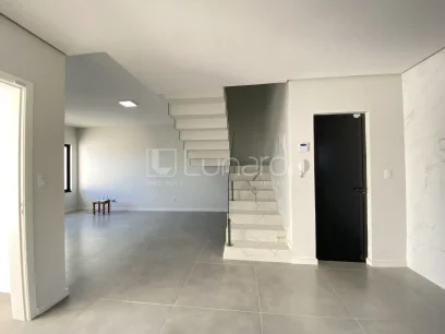 Foto Sobrado com 3 Dormitórios