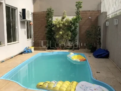 Foto Casa com 3 Dormitórios
