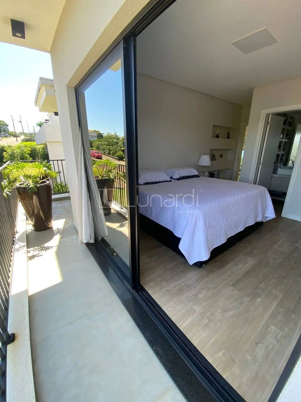 Foto Casa com 4 Dormitórios