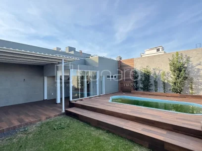 Foto Casa com 4 Dormitórios