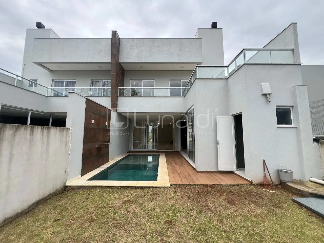 Foto Sobrado com 3 Suítes