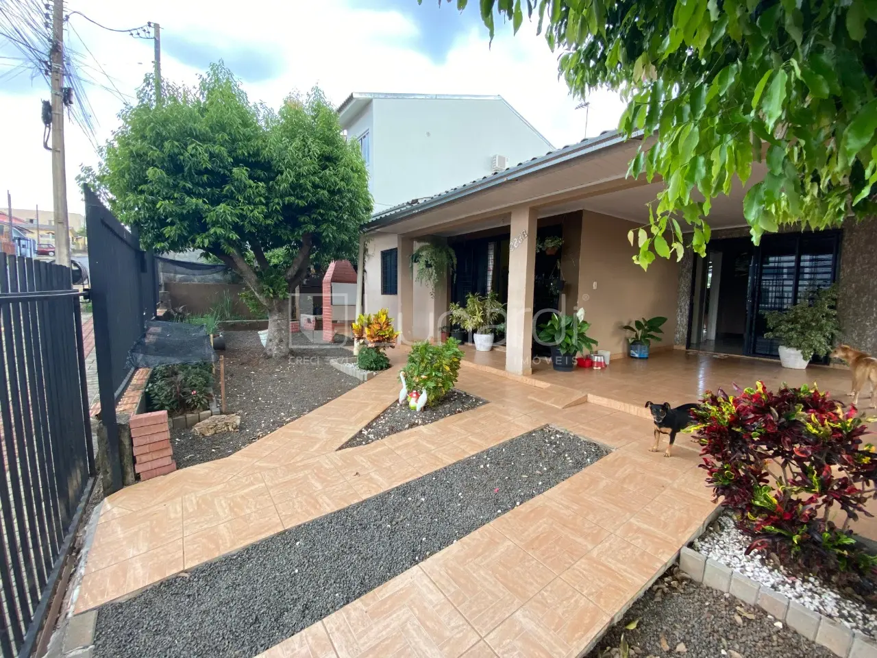 Casa à venda com 3 dormitórios, 1 banheiro, 5 vagas de garagens e 102m² de área privativa no bairro Efapi