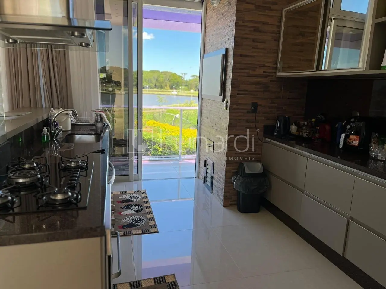 Foto Casa com 4 Dormitórios