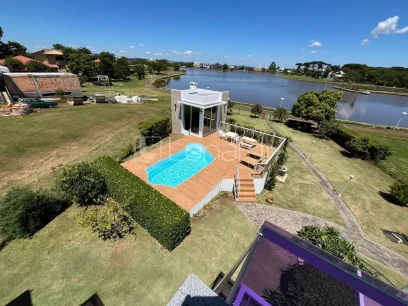 Foto Casa com 4 Dormitórios