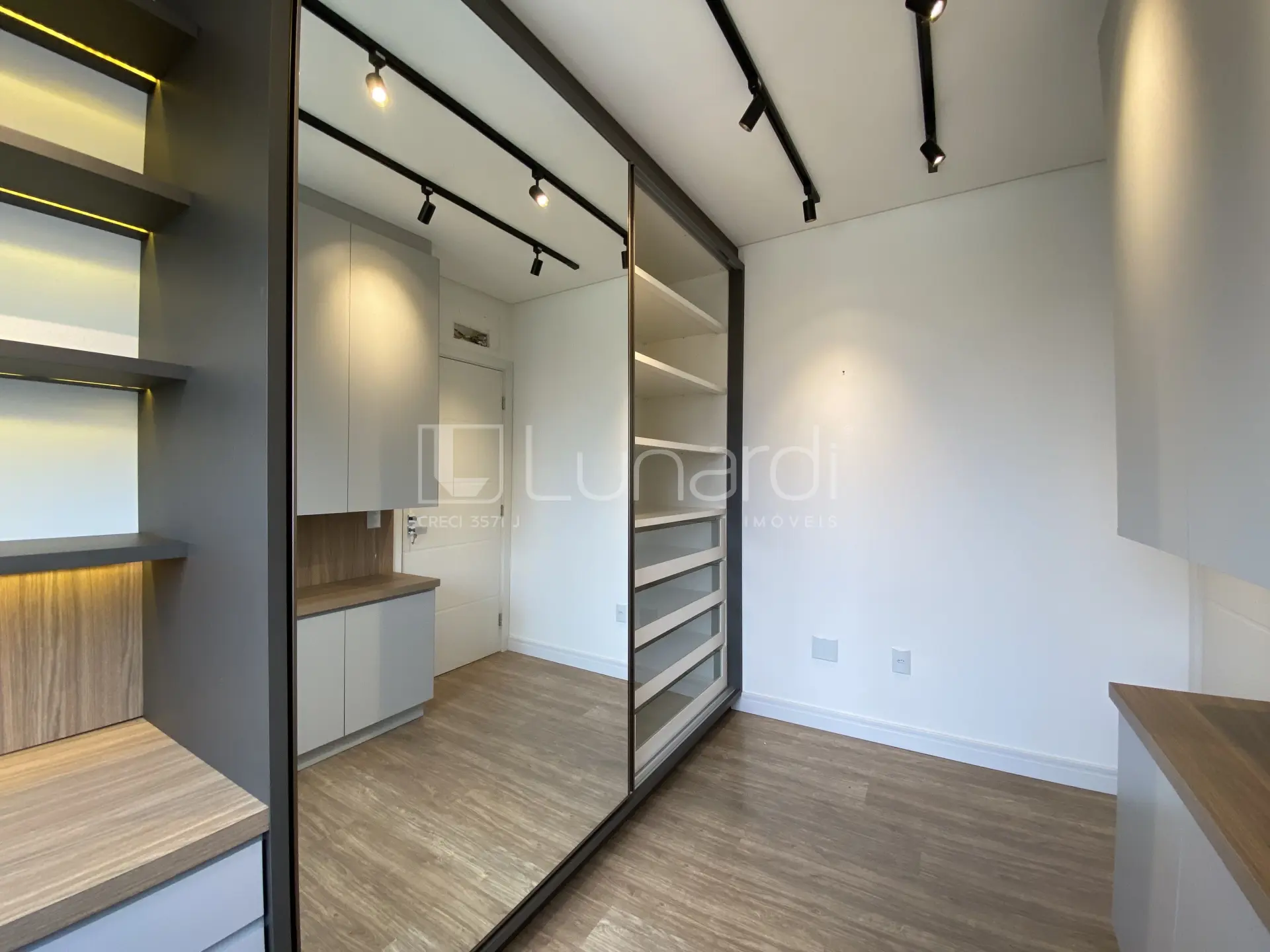 Foto Apartamento com 2 Dormitórios