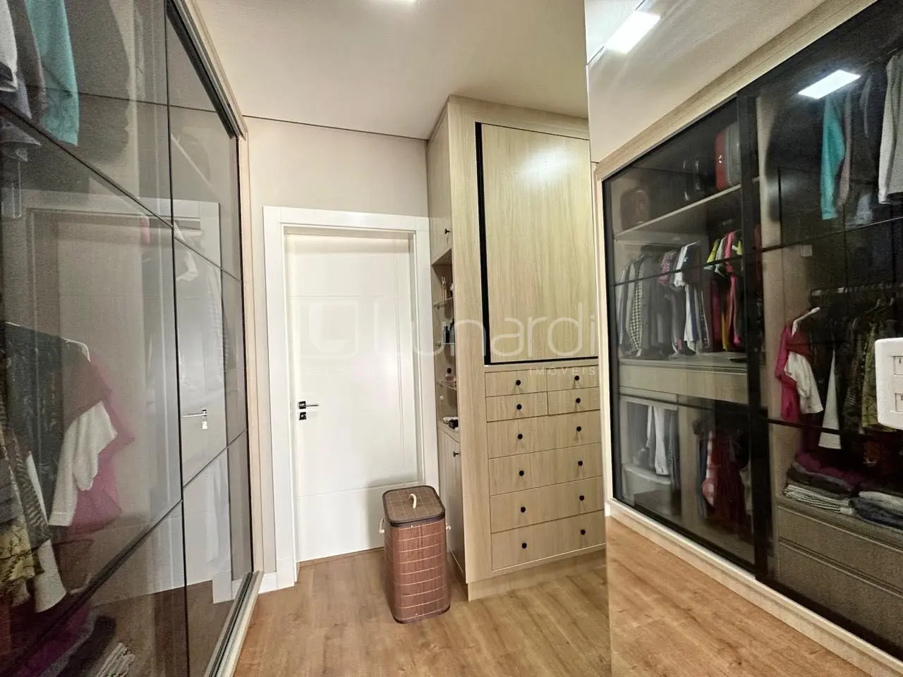 Foto Apartamento com 3 Suítes
