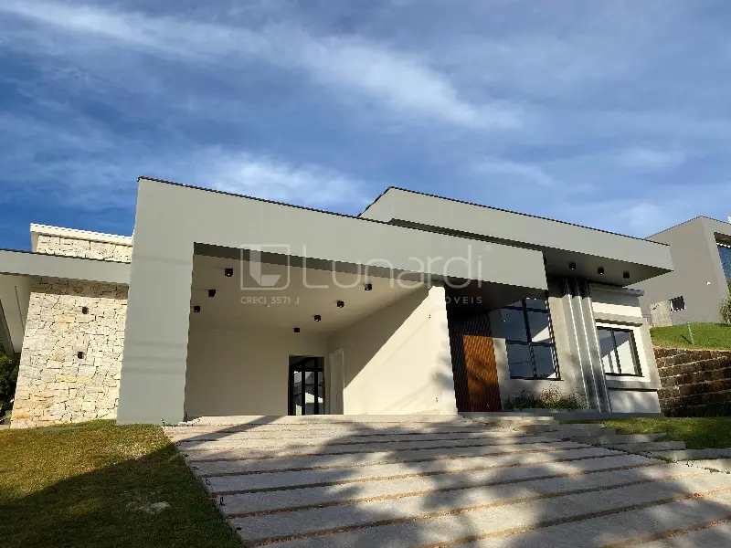 Casa à venda com 3 dormitórios, 2 banheiros, 4 vagas de garagens e 272m² de área privativa no bairro Espelho das Aguas