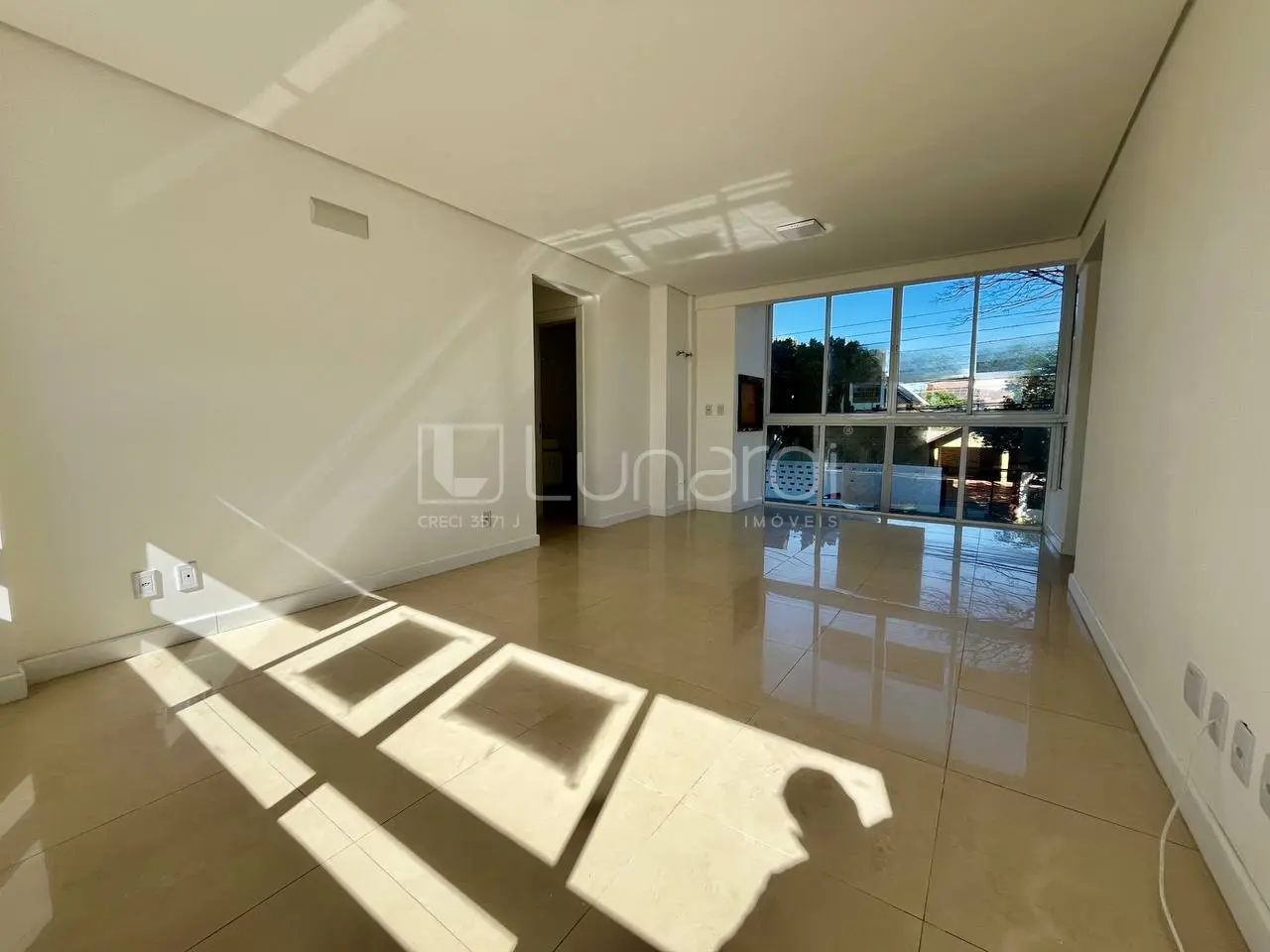 Apartamento à venda com 3 dormitórios, 1 banheiro, 2 vagas de garagens e 120m² de área privativa no bairro Universitário