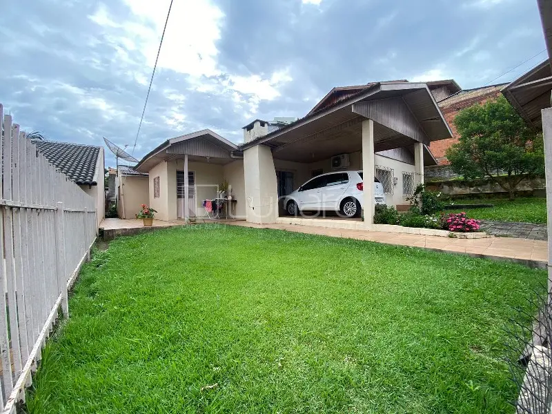 Casa à venda com 4 dormitórios, 1 banheiro e 1 vaga de garagem no bairro São Cristóvão
