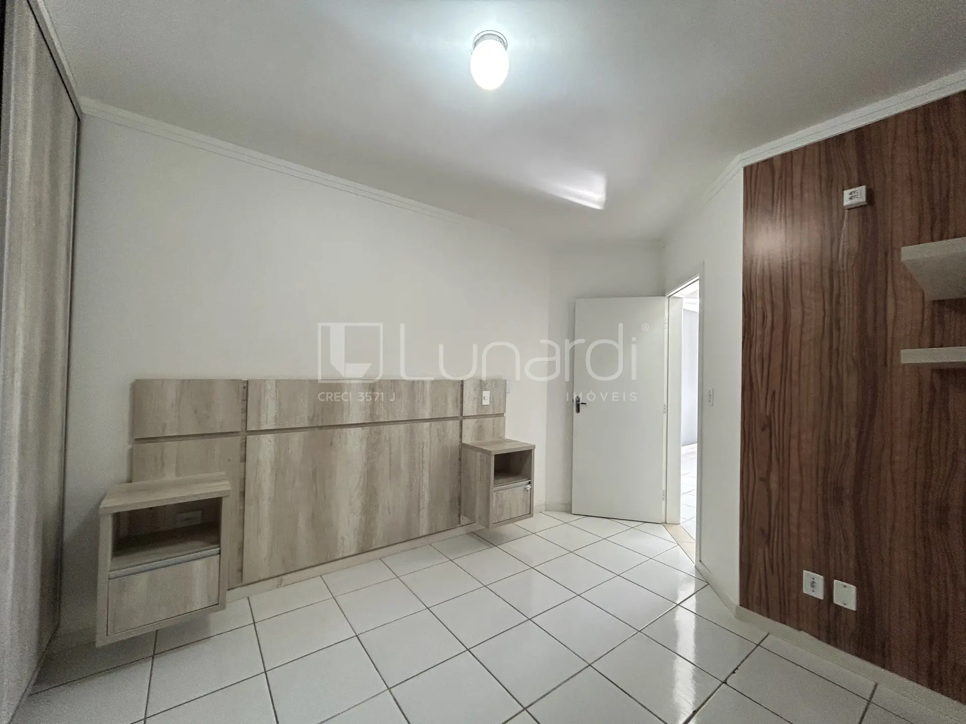 Foto Apartamento com 2 Dormitórios