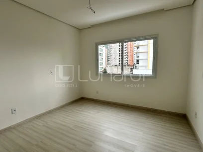 Foto Apartamento com 4 Dormitórios