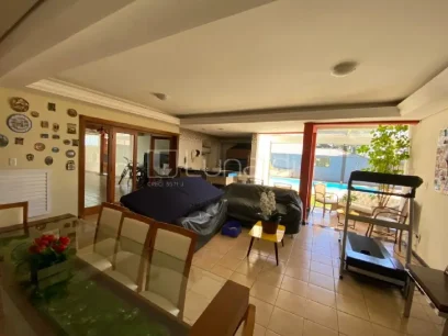 Foto Casa com 3 Dormitórios