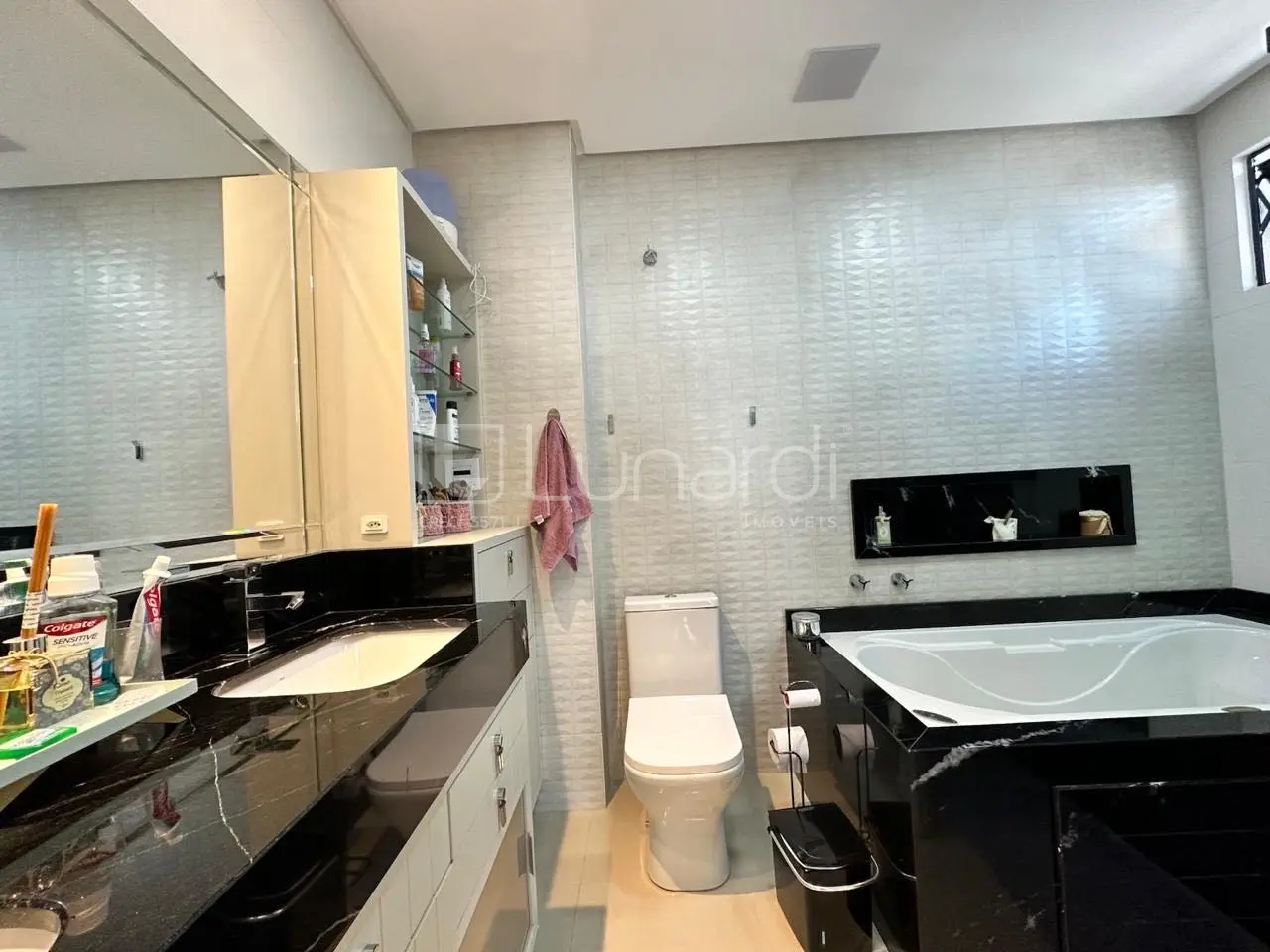 Foto Apartamento com 3 Suítes