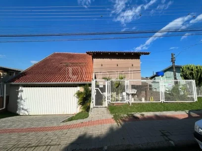 Casa com 4 Dormitórios
