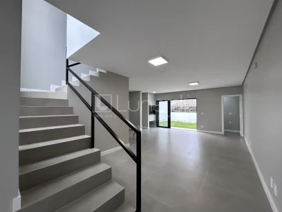 Foto Sobrado com 3 Dormitórios