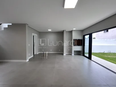 Foto Sobrado com 3 Dormitórios