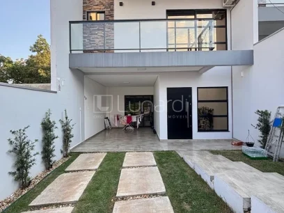 Foto Sobrado com 3 Dormitórios