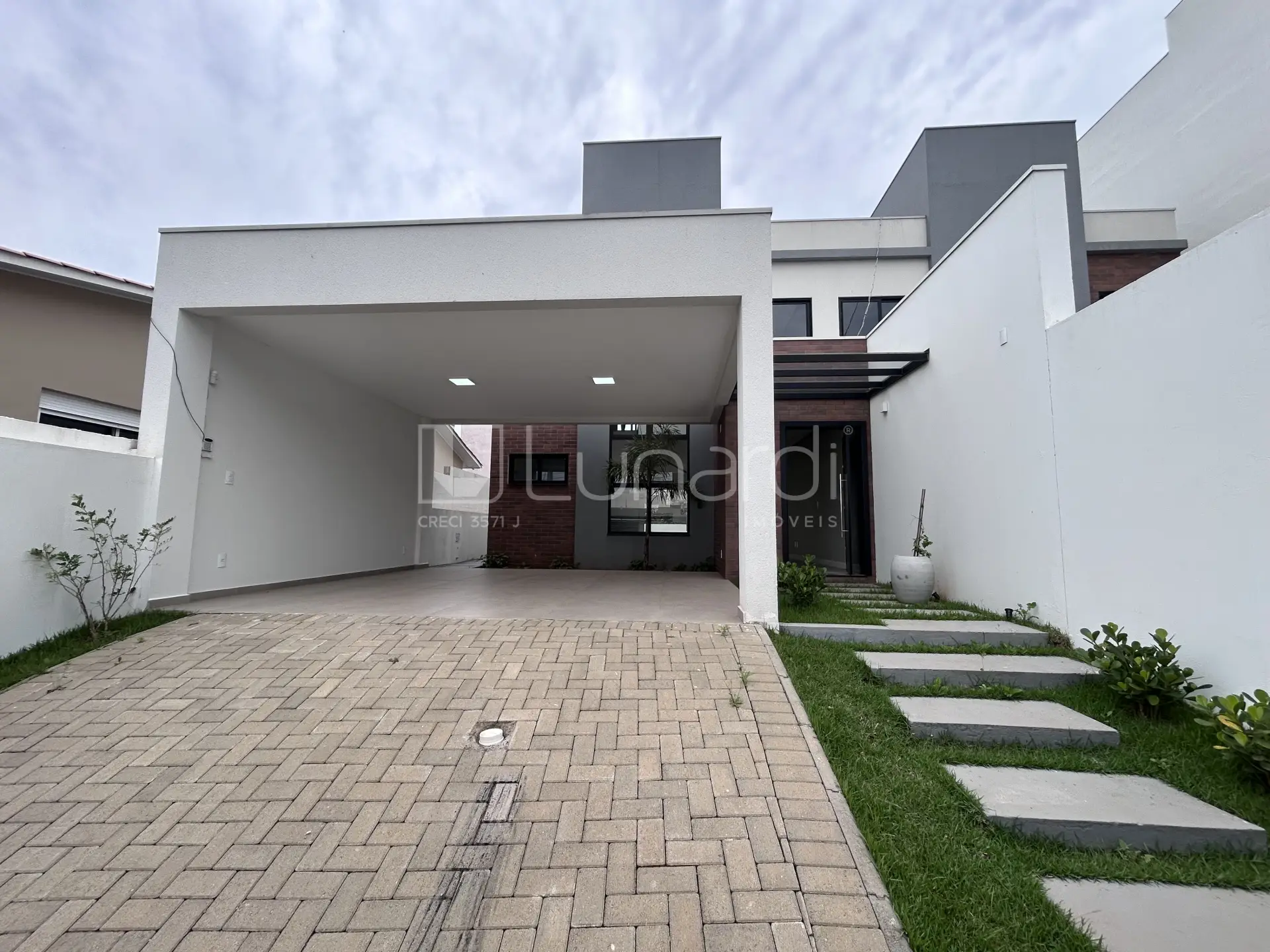 Foto Sobrado com 3 Dormitórios