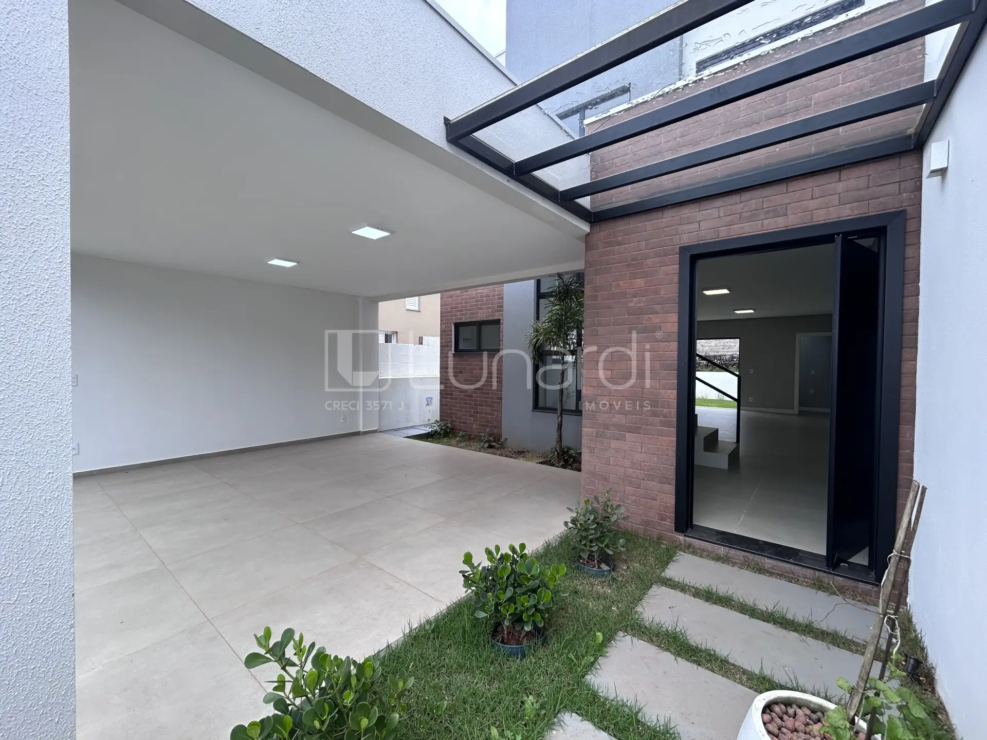 Foto Sobrado com 3 Dormitórios