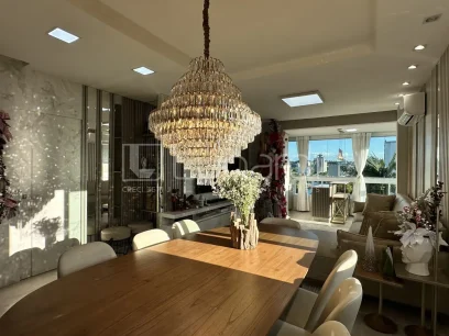 Foto Apartamento com 4 Dormitórios