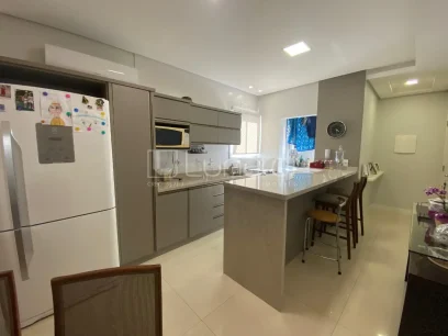 Foto Apartamento com 2 Dormitórios