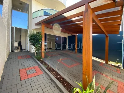 Foto Sobrado com 3 Dormitórios