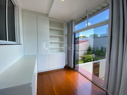 Foto Sobrado com 3 Dormitórios