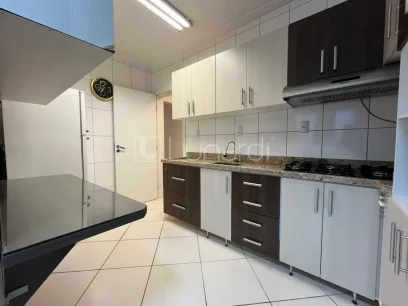 Foto Apartamento com 2 Dormitórios