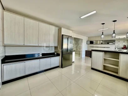 Foto Casa com 5 Dormitórios