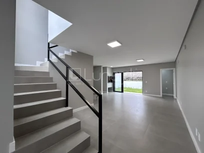 Foto Sobrado com 3 Dormitórios