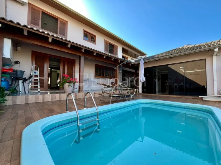 Casa com 4 Dormitórios