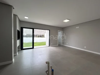 Foto Sobrado com 3 Dormitórios