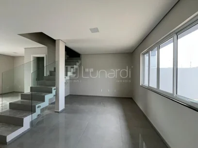 Foto Sobrado com 3 Dormitórios