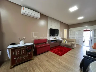 Foto Casa com 4 Dormitórios