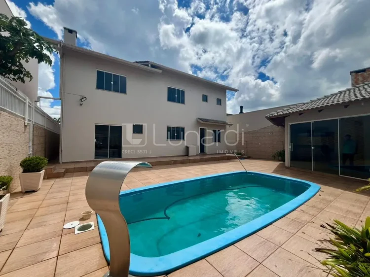 Casa com 4 Dormitórios - Lunardi Imóveis